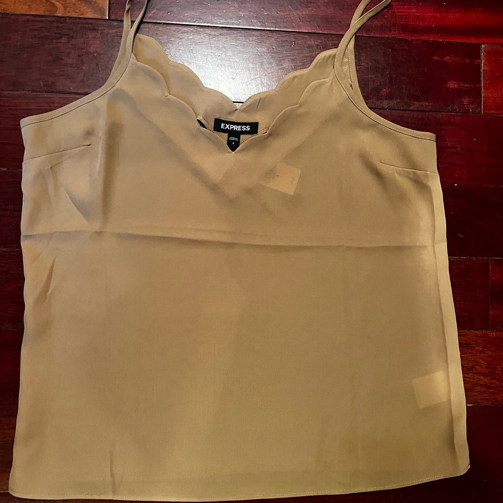 🧡 NWT EXPRESS Scalloped V-neck Cami 🧡